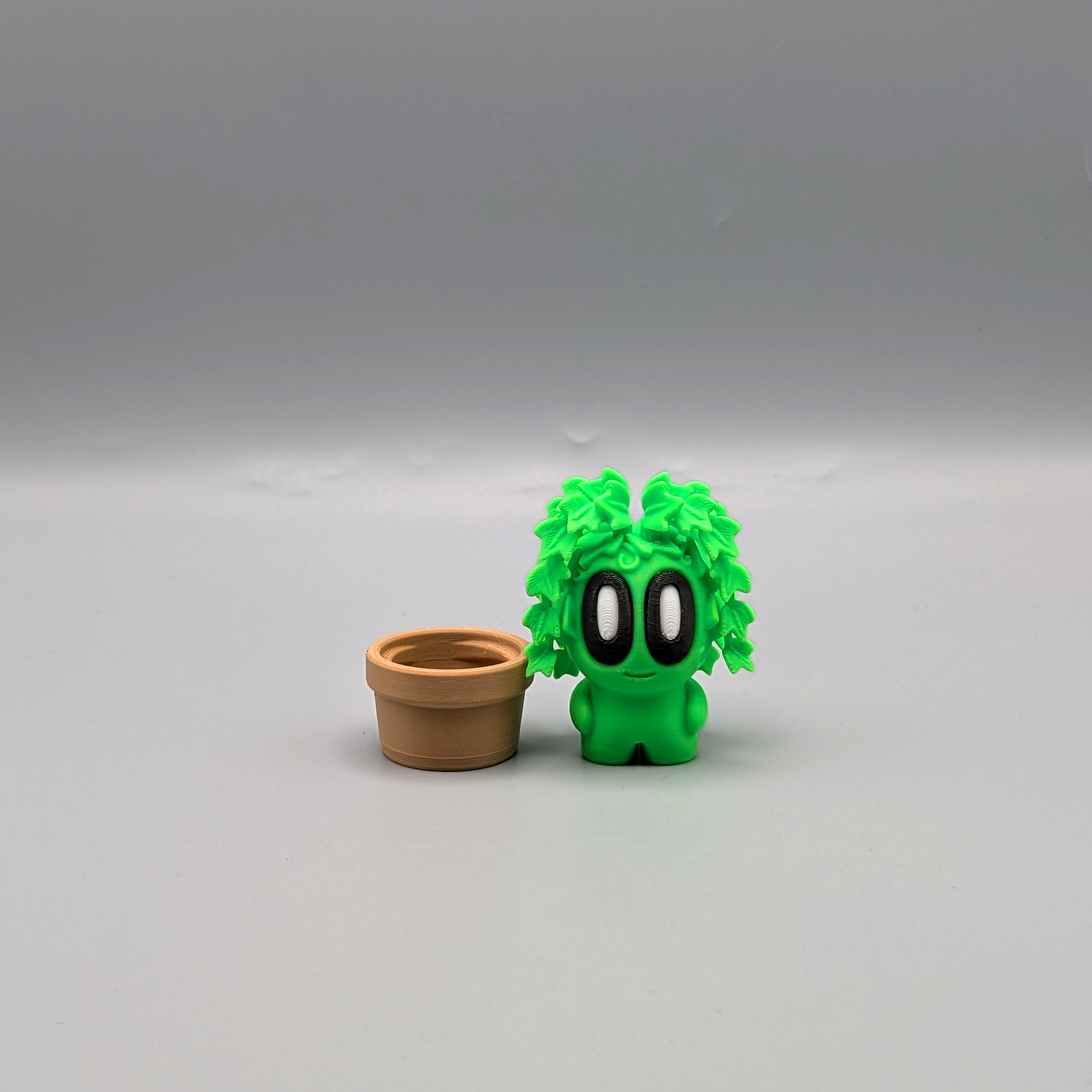 Desk Buddy ivy plant on desk workspace