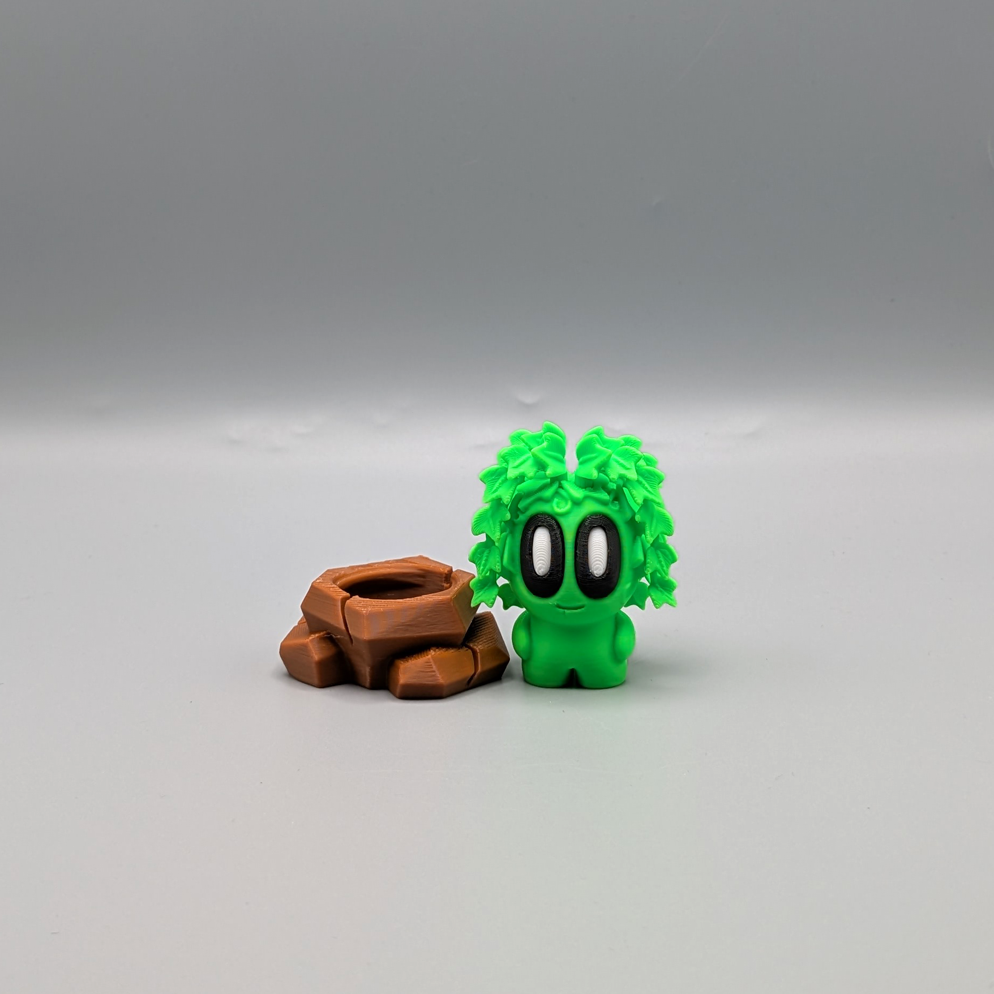 Desk Buddy ivy plant desk decor